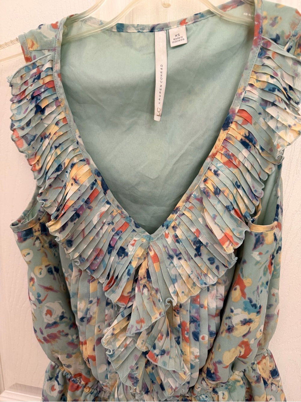 LC Lauren Conrad Mint Green Pleated Floral Ruffle Top, Size XS, EUC - Picture 3 of 5